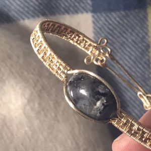 Bracelet aux lueurs discrètes